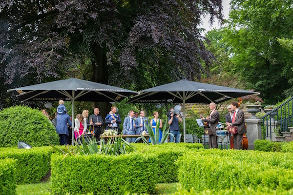 akoestische live muziek in kasteel tuin voor bruiloft receptie gasten
